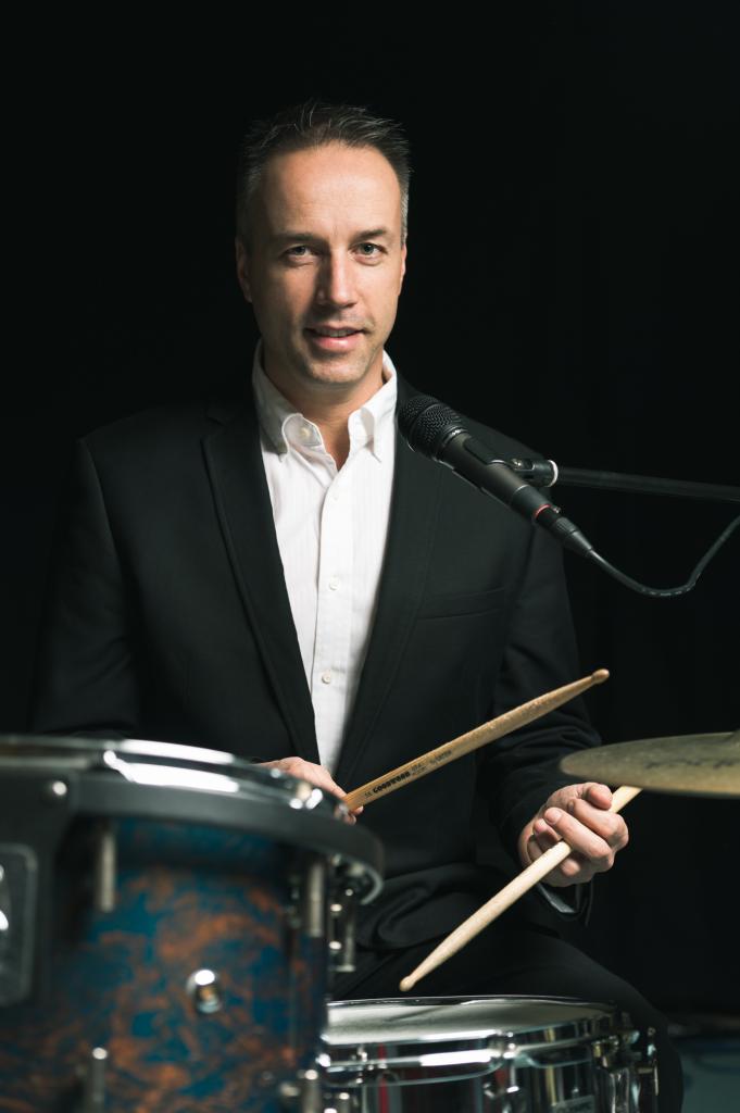 A la batterie !!! Steve Pasche